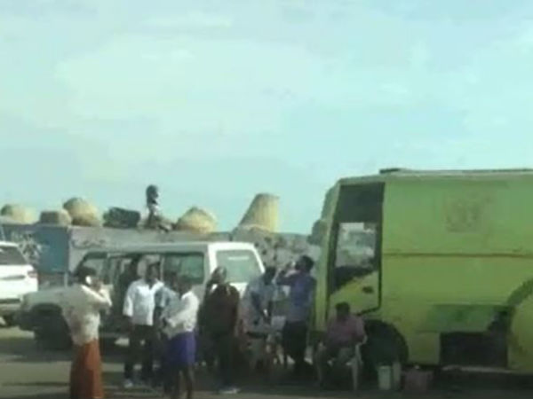 முற்றுகையிட்டனர் 