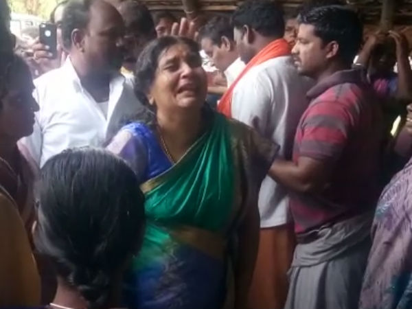 சமாதியில் அழுதார் 