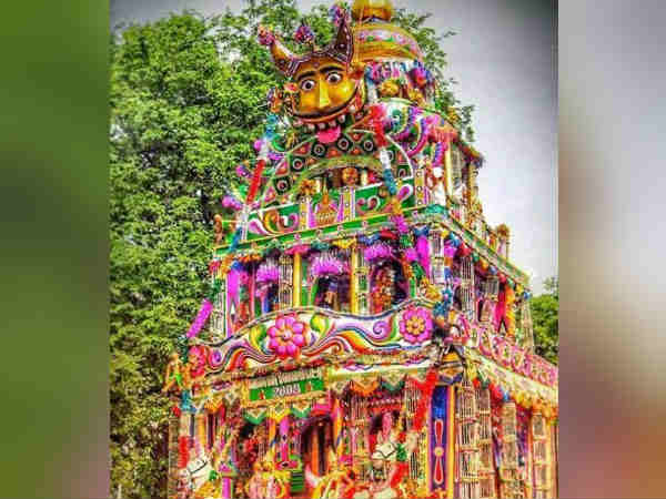 மழையிலும் தொடர்ந்த அலங்காரம் மழையிலும் தொடர்ந்த அலங்காரம்