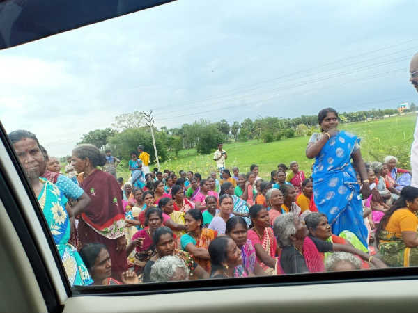 வழி விட்டு ஒதுங்கினர் 