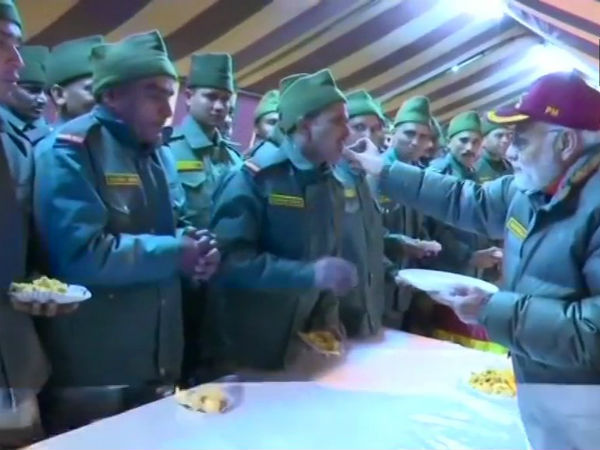 ஸ்வீட் ஊட்டி விட்டார் 