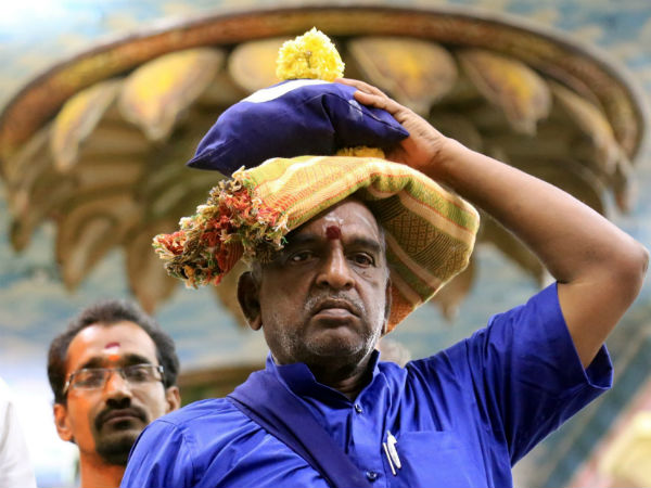 மாலை போட்டார் 
