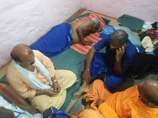 எல்லோருடனும் மேலே தூங்கினார் 