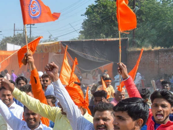 குவியும் கூட்டம் 