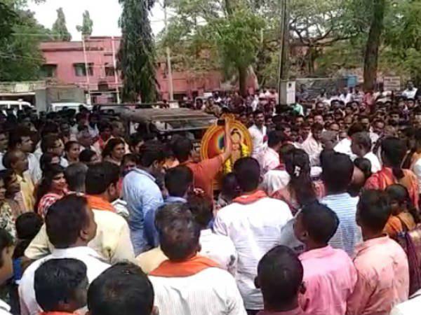 போலீஸ் பாதுகாப்புடன் அனுமதி