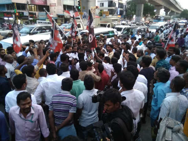 போராட்டம் செய்கிறார்கள் 