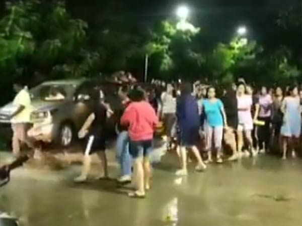 வெளியே ஓடினார் 