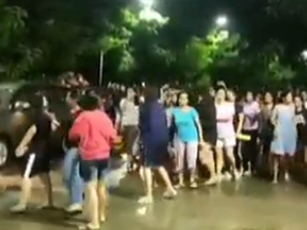 ஆடைகளை அவிழ்த்தார் 