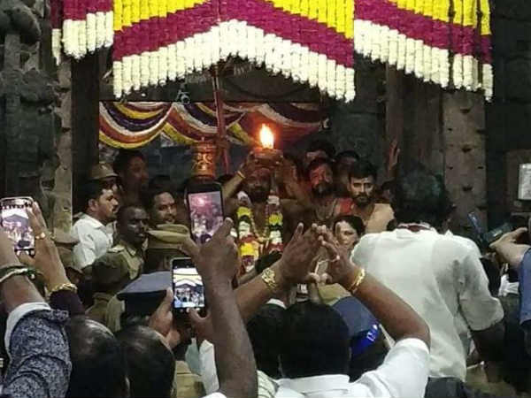 கிரிவலம் வந்த பக்தர்கள் 