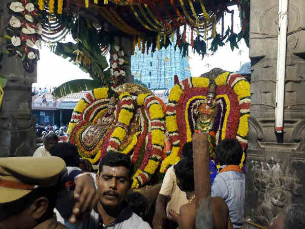 தெருவெங்கும் ஒளி வெள்ளம்