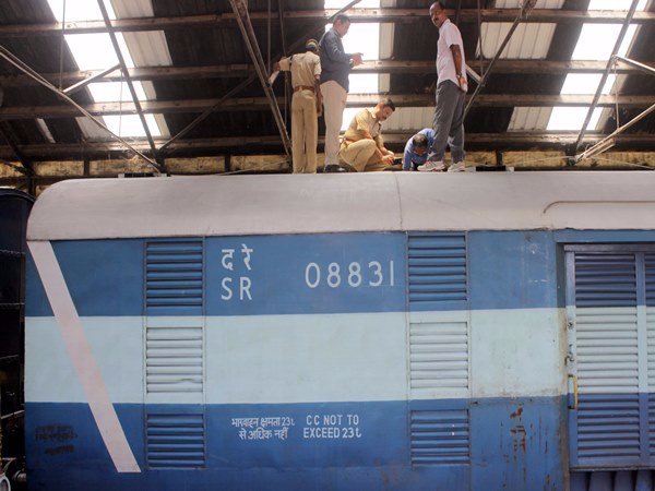 திணறடித்த கொள்ளையர் 