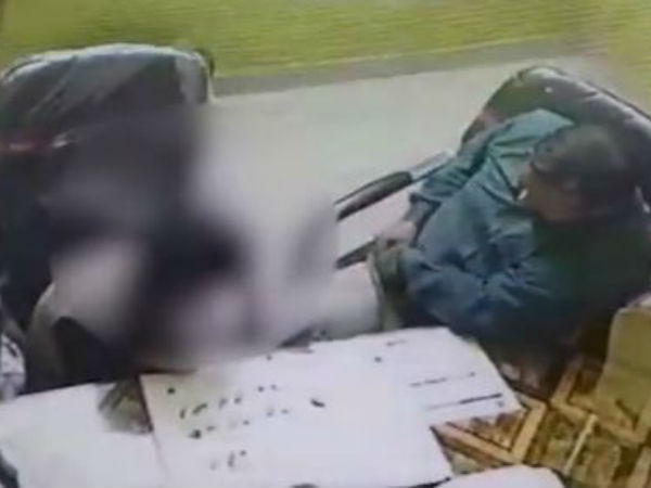 ஷூவால் அடிக்கிறார் 