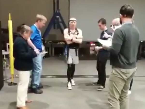 பூமிக்கு திரும்பினார் 