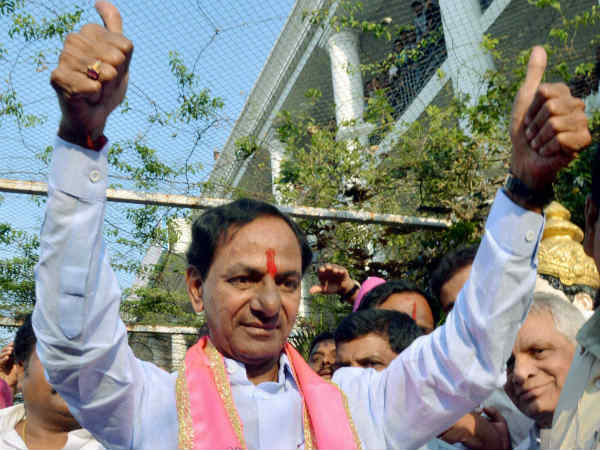 திரும்பி பார்க்க வைத்தார் 