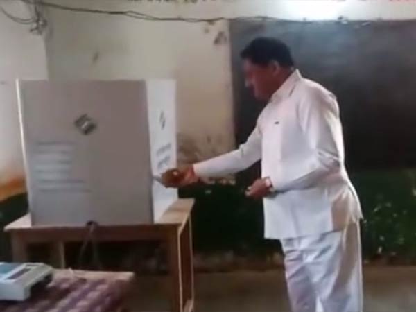 தேங்காய் உடைத்தார் 