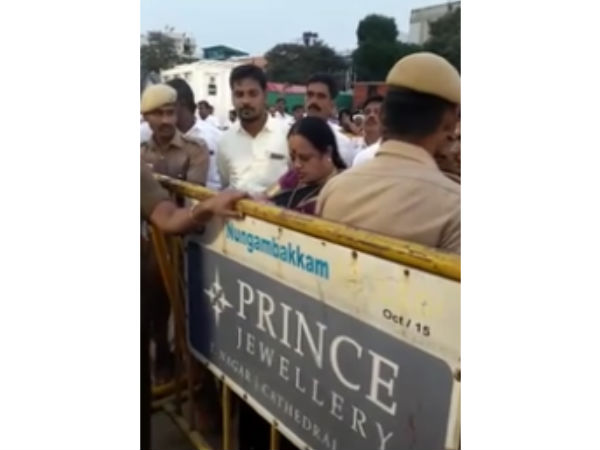 எதுக்கு நிக்கறீங்க? 