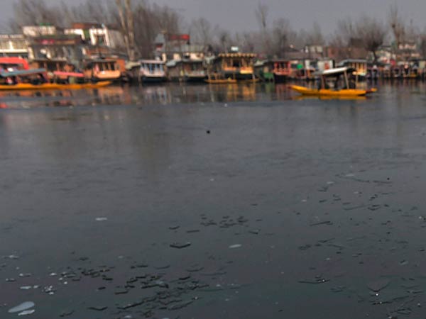 தால் ஏரி உறைந்தது 