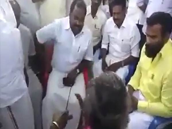 மிரட்டுகிறார்கள் 