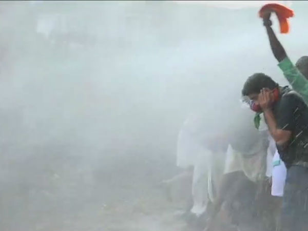  போலீஸ் தடியடி 