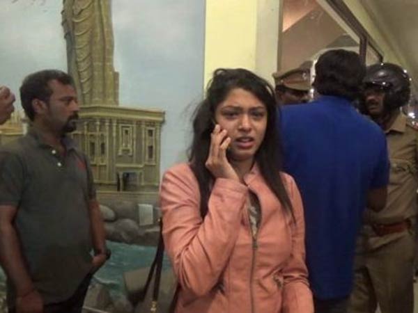 malayalam actress manchu savarkar fighting with lodge staffs