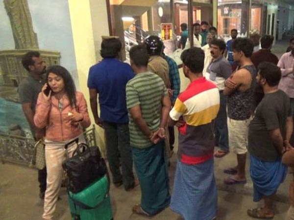 malayalam actress manchu savarkar fighting with lodge staffs