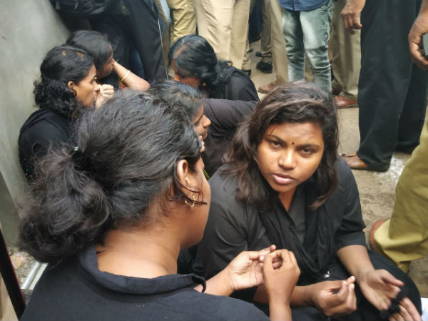 வலதுசாரி கட்சியினர் போராட்டம் 