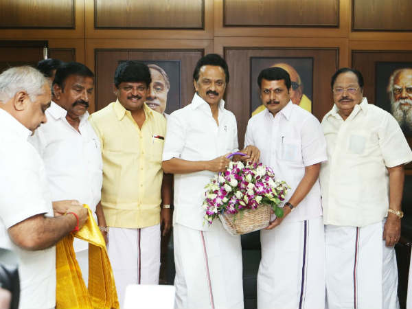 காலையில் சென்று வரவேற்றனர் 