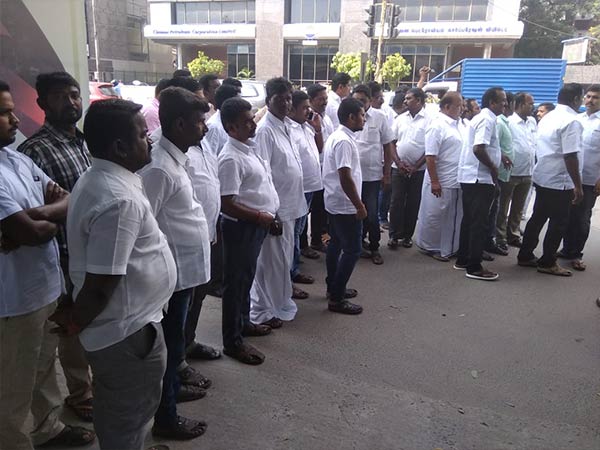 ஆதரவாளர்கள் வருகை 