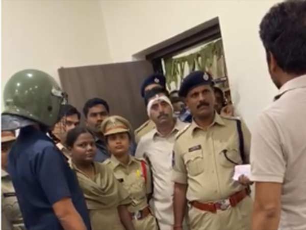 காவல் நிலையத்தில்... 