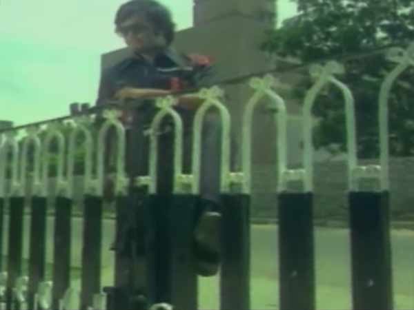 கேட் திறக்கும் காட்சி 