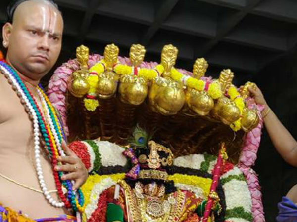 பக்தர்களுக்கு அருள்
