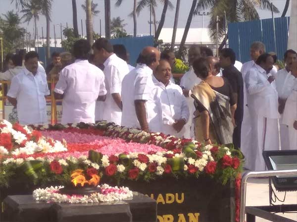 மக்கள் பலர் 