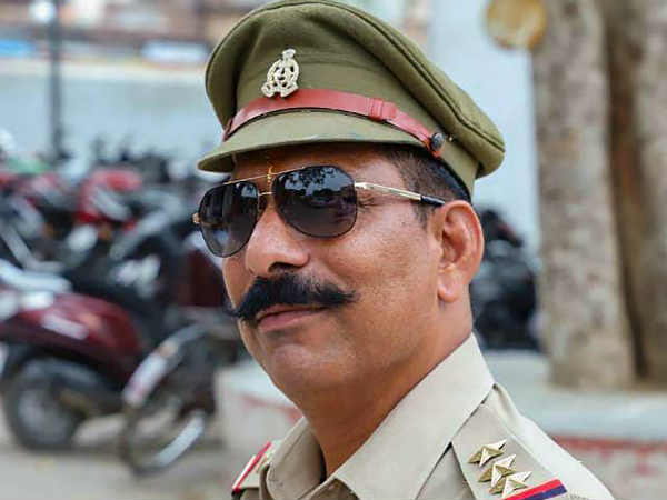 போலீசை தாக்கிய நபர் 