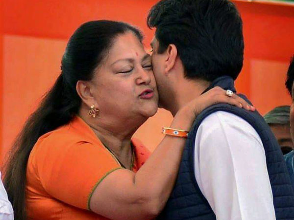 Vasundhara Raje hugs Jyotiraditya Scindia, photo goes viral Vasundhara Raje hugs Jyotiraditya Scindia, photo goes viral
