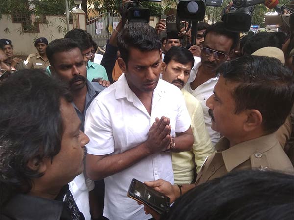 பூட்டு போட்டனர் 