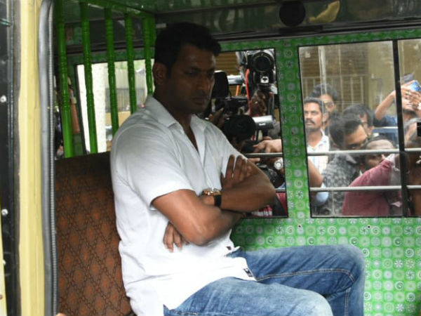 வேனில் ஏறி கொண்டார் 