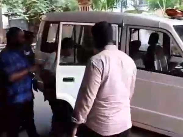 சிறையில் அடைத்தனர் 