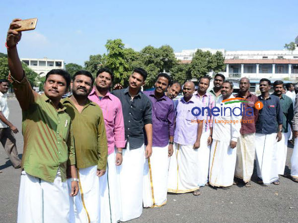 நாகரீக உடைகளை நாடும் தலைமுறை நாகரீக உடைகளை நாடும் தலைமுறை