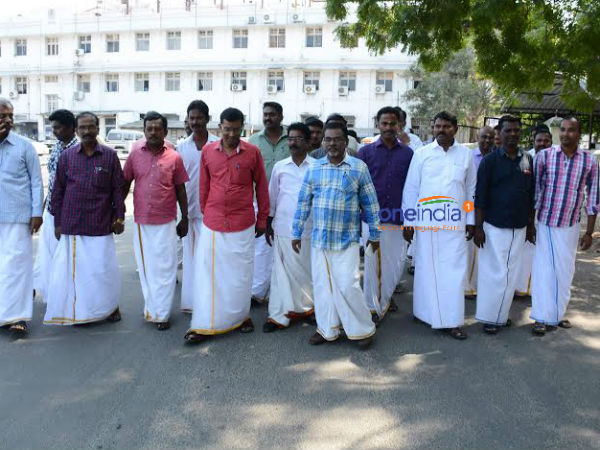 வேட்டியில் காட்சியளிக்கும் ஆண்கள் வேட்டியில் காட்சியளிக்கும் ஆண்கள்