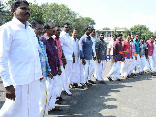 வேட்டிதான் வித்தியாசமான உடை வேட்டிதான் வித்தியாசமான உடை