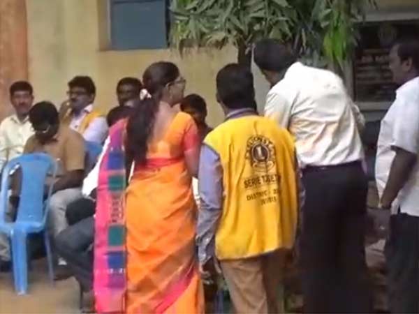 கையெடுத்து கும்பிட்டனர் 