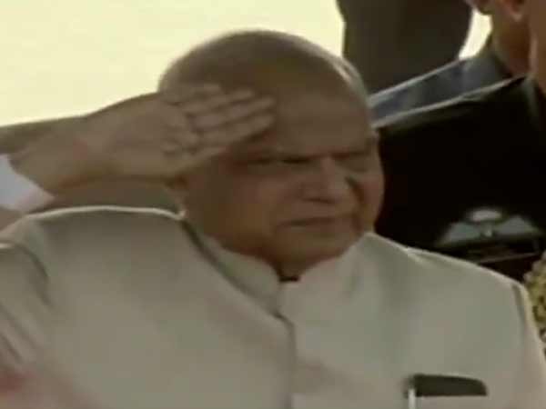 ஆளுநர்கொடி ஏற்றினார். 