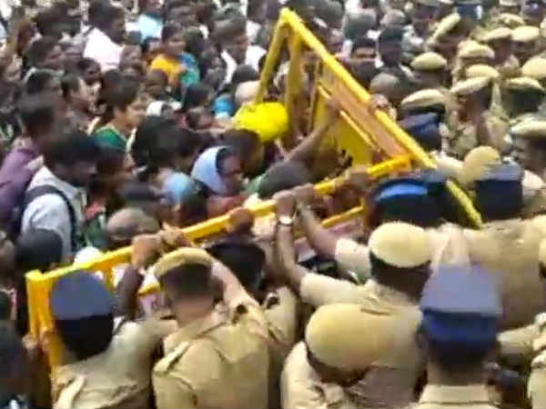 அரசு கூறுவதில் உண்மையில்லை 