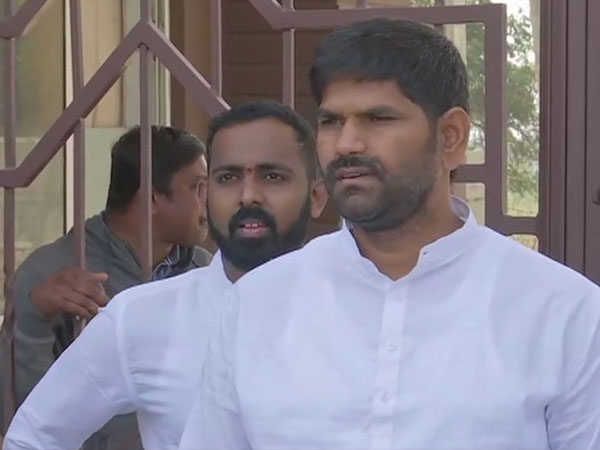 Congress Suspends Karnataka MLA JN Ganesh for attacking another MLA Anand Singh Congress Suspends Karnataka MLA JN Ganesh for attacking another MLA Anand Singh