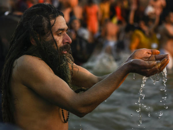 புனித நீராட குவிந்த பக்தர்கள் 