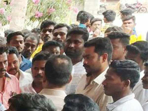 பொதுமக்கள் திரண்டனர் 