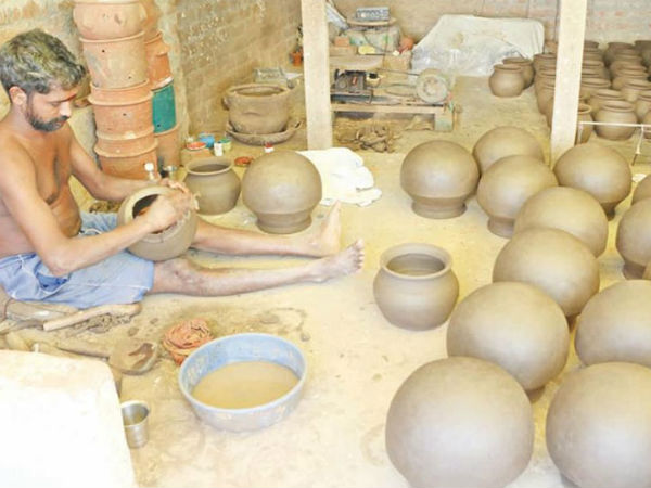 தயாராகும் மண்பானைகள் 