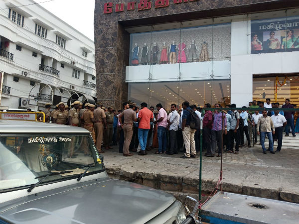 ஏமாற்றத்துடன் வாடிக்கையாளர் 