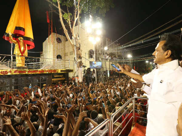 8 அடி உயர சிலை 