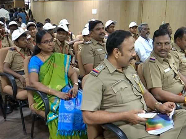 போலீசுடன் இணைந்து பணி 